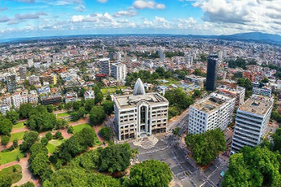 Uma vista panorâmica de Curitiba, destacando seus parques e arquitetura moderna.