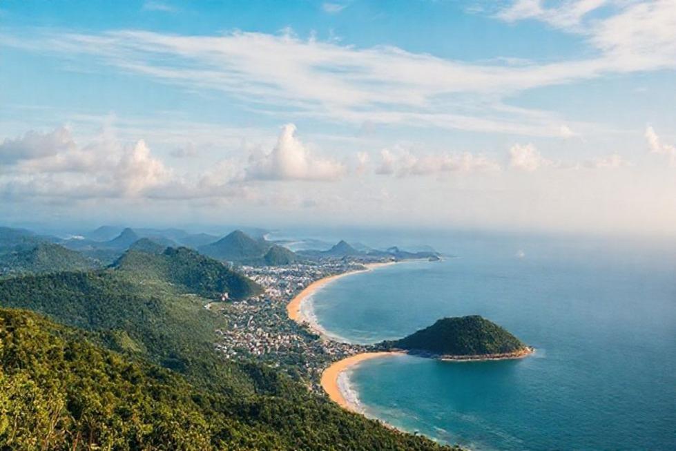Vista panorâmica de Florianópolis mostrando praias e paisagens verdes.