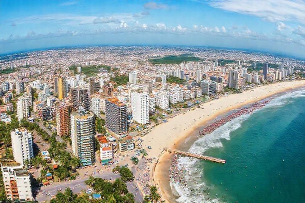 Vista panorâmica de Fortaleza com praias e vida urbana vibrante.