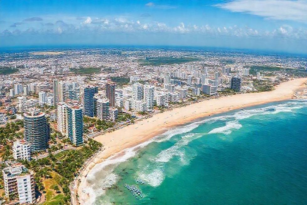 Imagem panorâmica de Fortaleza mostrando suas praias e a arquitetura moderna.