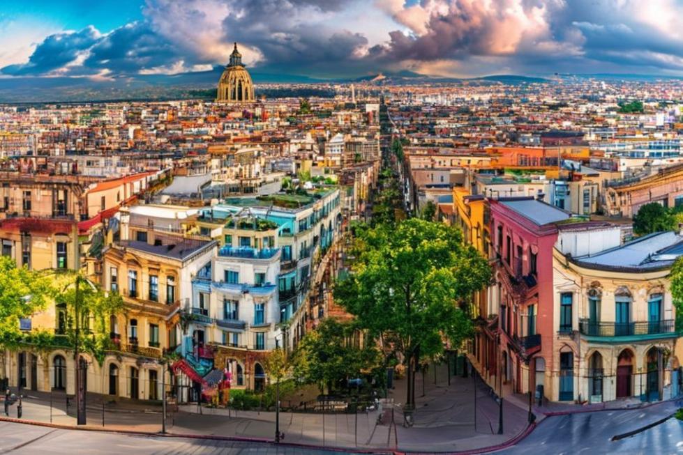 Panorama da cidade de Buenos Aires, mostrando seus diversos bairros e a cultura vibrante.