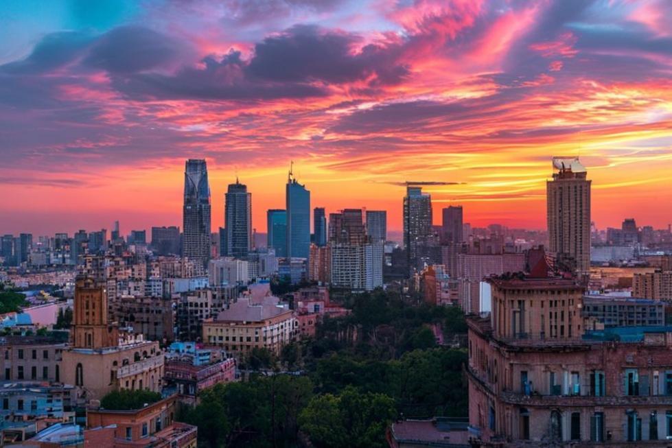 Vista panorâmica de Buenos Aires durante o pôr do sol com arquitetura marcante.