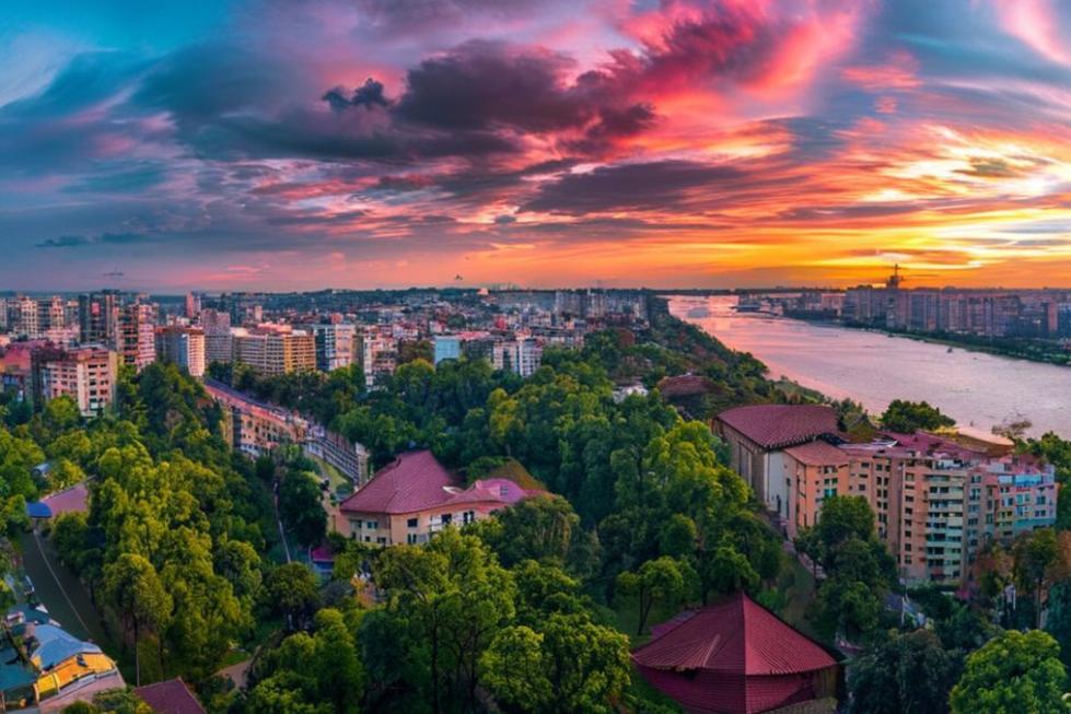 Vista encantadora da cidade de Curitiba, ideal para casais.