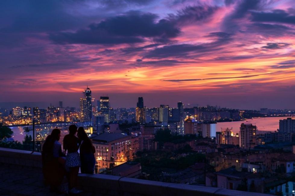 Vista romântica de Curitiba ao entardecer.