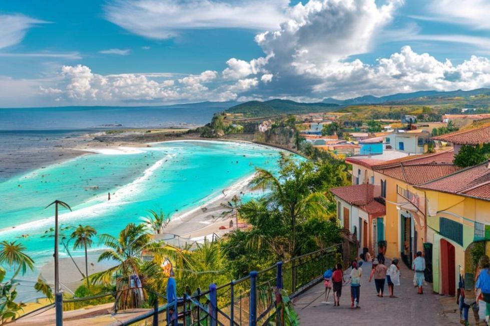 Vista panorâmica de Salvador com praias e ruas cheias de vida.