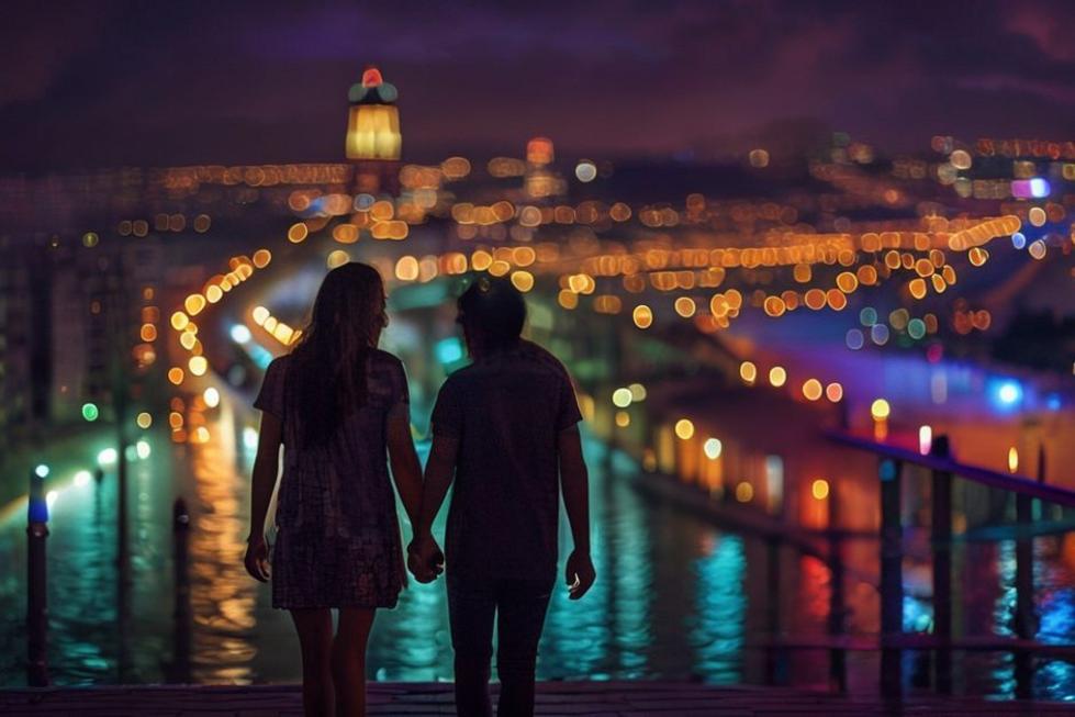 Casal se divertindo em Curitiba em uma noite romântica.