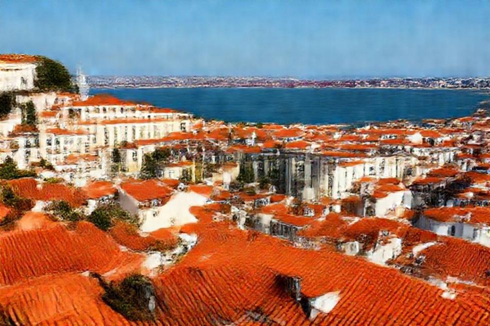 Vista panorâmica de Lisboa com telhados e o rio Tejo.