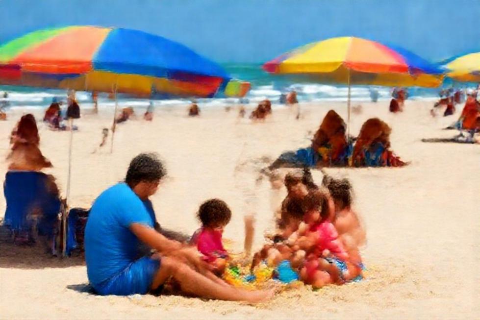 Família desfrutando de uma animada cena de praia em Recife.