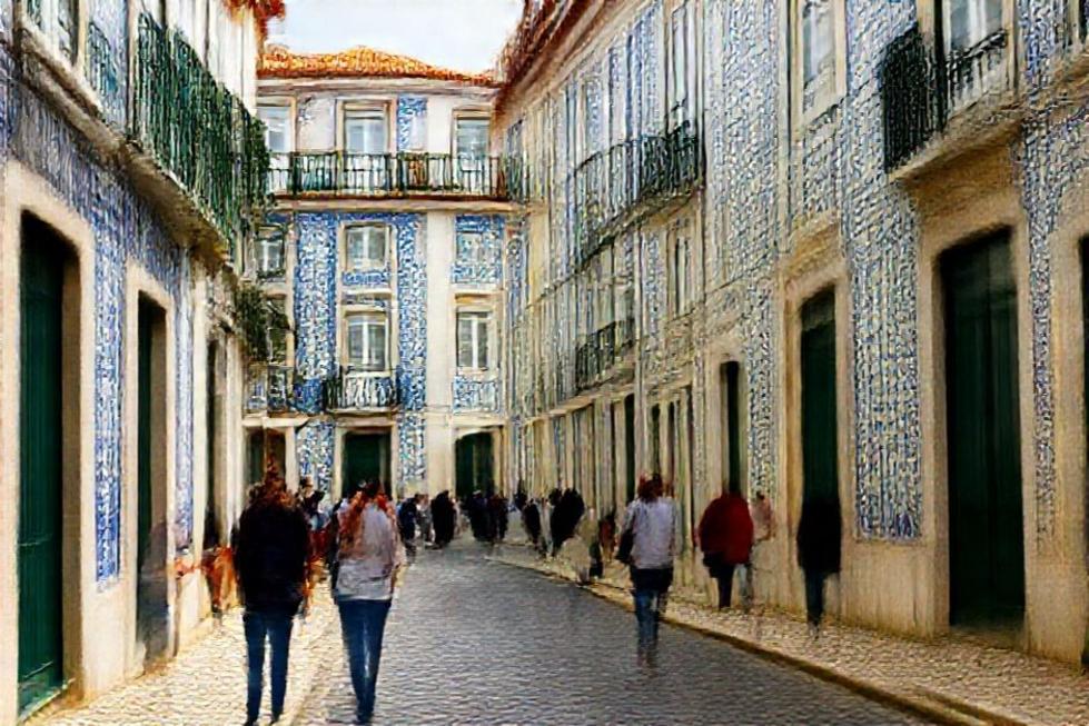Rua movimentada em Lisboa com edifícios coloridos e azulejos tradicionais.