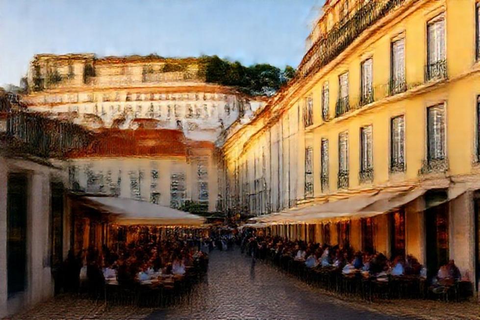 Panorama de Lisboa ao entardecer, com as ruas movimentadas e vida local.