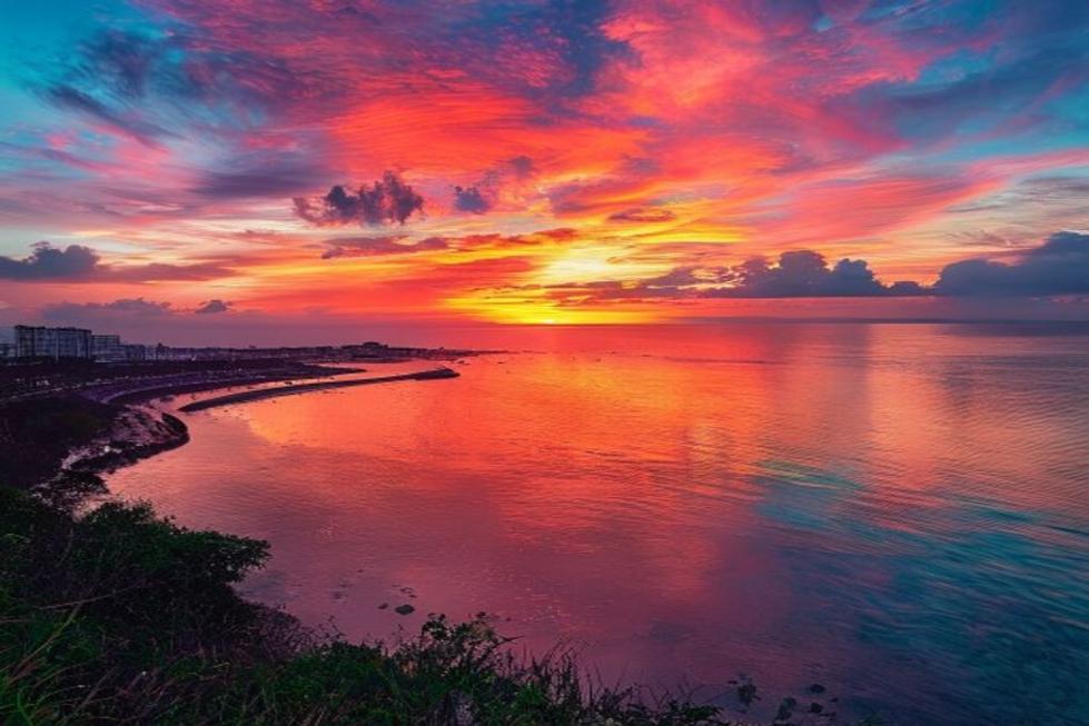 Pôr do sol sobre a costa de Recife, refletindo as cores vibrantes do céu.