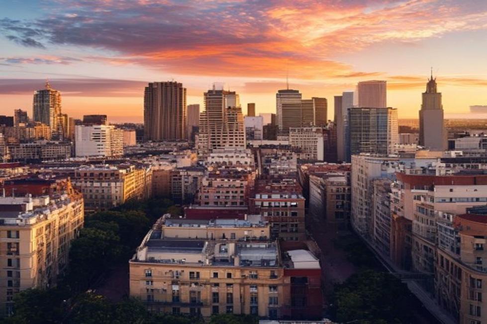 Imagem panorâmica do horizonte de Buenos Aires ao pôr do sol.