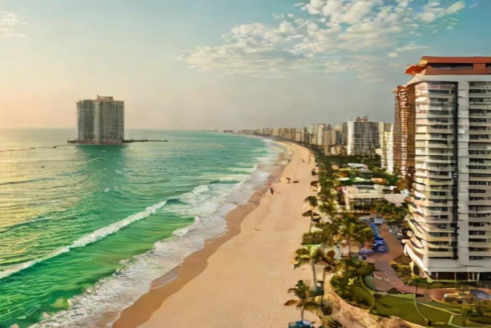 Vista da costa de Fortaleza com opções de hospedagem.