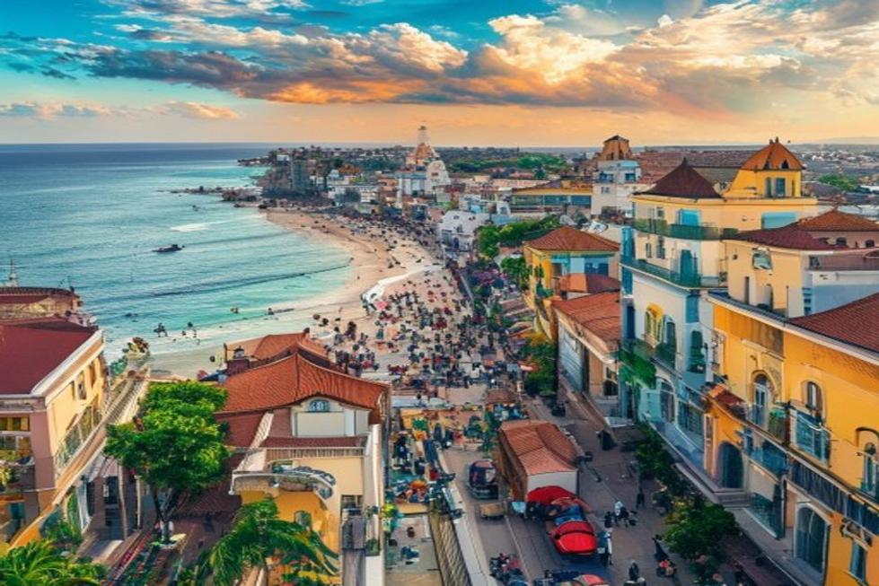 Vista panorâmica de Salvador com praias e arquitetura histórica.