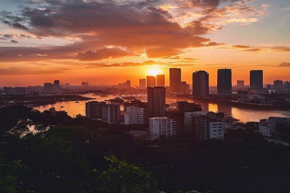 Vista do skyline de Curitiba ao pôr do sol.