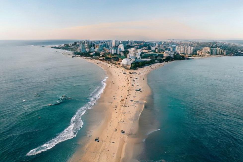 Vista aérea de Fortaleza com praias e cidade.