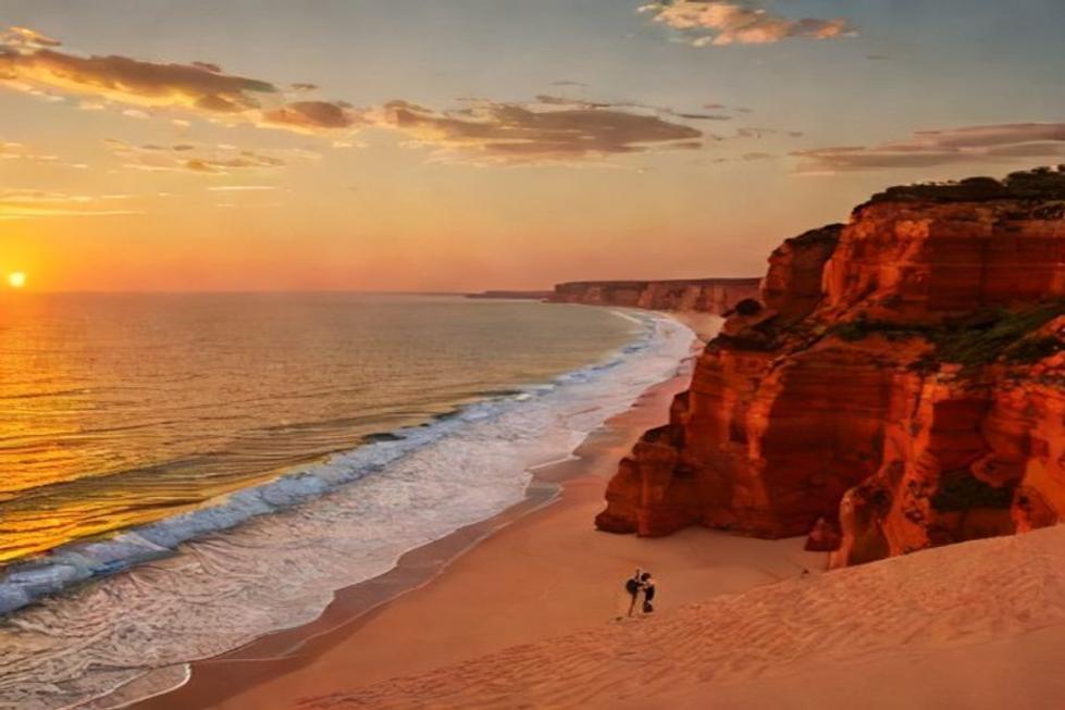 Pôr do sol em Canoa Quebrada, demonstrando a beleza natural da região.