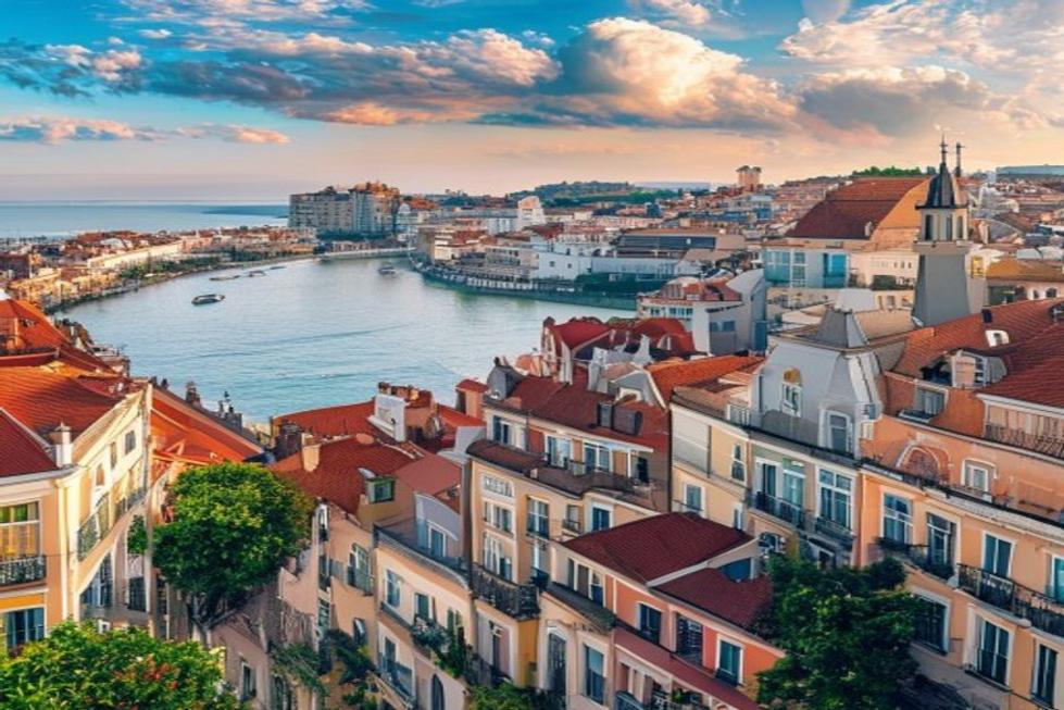 Vista panorâmica da cidade de Lisboa, com arquitetura e paisagens.