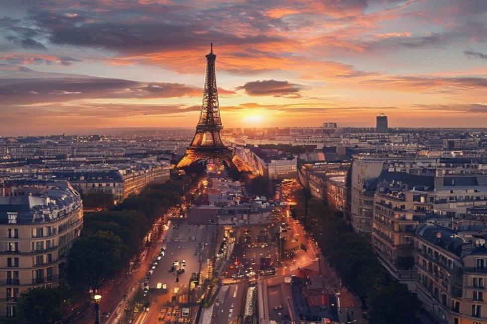Panorama de Paris ao pôr do sol, com a Torre Eiffel e ruas iluminadas.