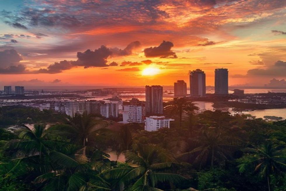 Vista do pôr do sol sobre Recife, apresentando a mistura de arquitetura moderna e tradicional.