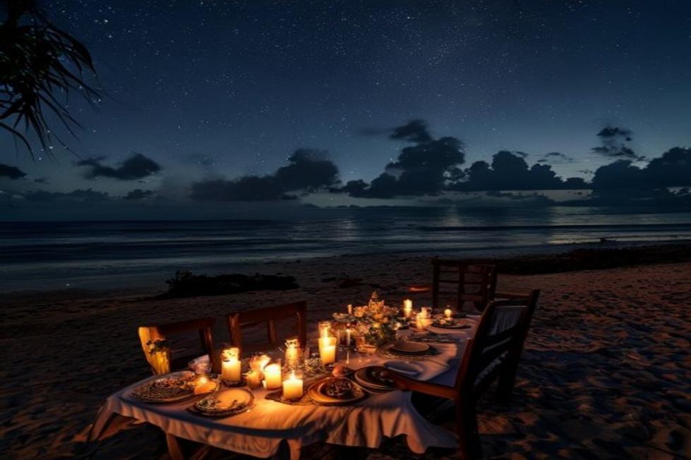 Jantar romântico à beira mar em Recife com velas e flores.