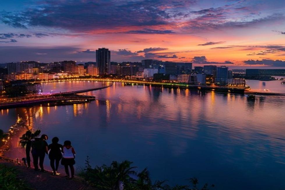 Vista encantadora de Recife ao entardecer, com casais desfrutando do ambiente acolhedor.