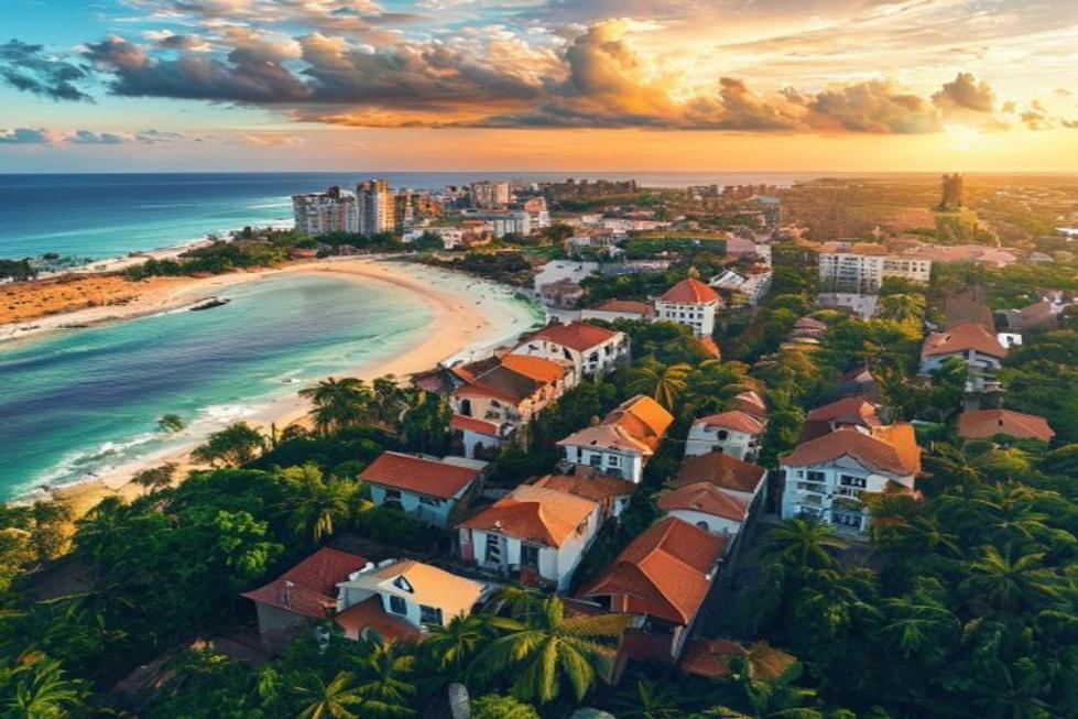 Vista aérea de Salvador com arquitetura colonial e praias.