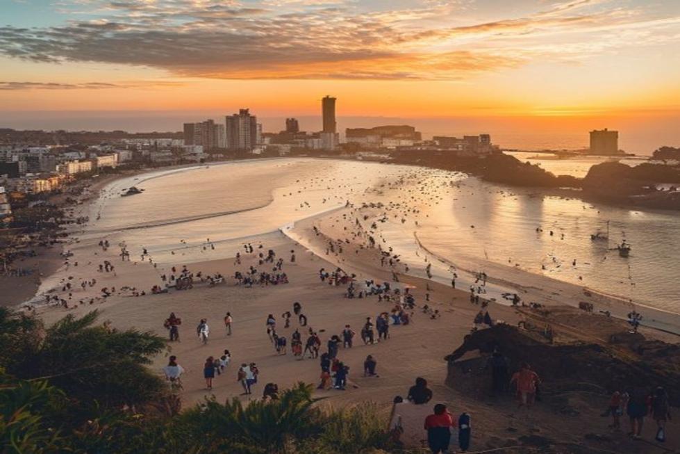 Costa de Salvador com turistas e moradores aproveitando a beleza da cidade.