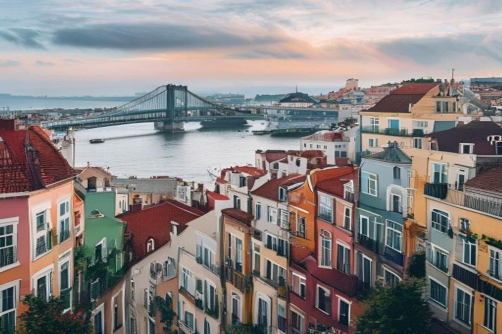 Cenário panorâmico de Lisboa, incluindo os edifícios coloridos e a Ponte 25 de Abril.