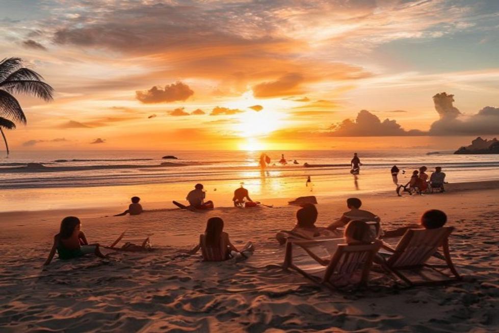 Pôr do sol na praia de Florianópolis com famílias desfrutando.