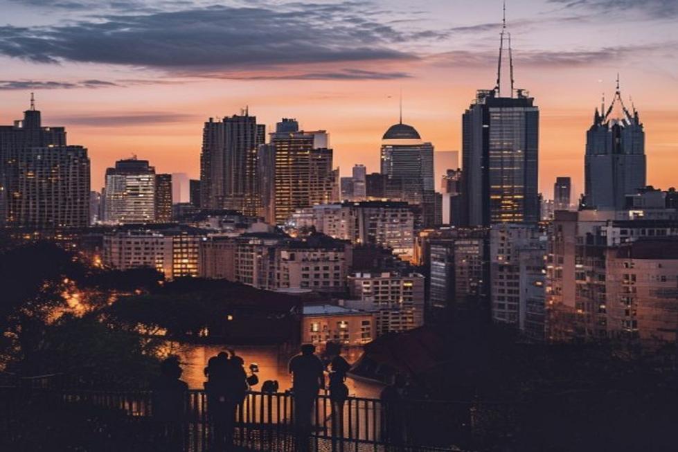 Vista do skyline de Buenos Aires ao pôr do sol com famílias aproveitando o ambiente.