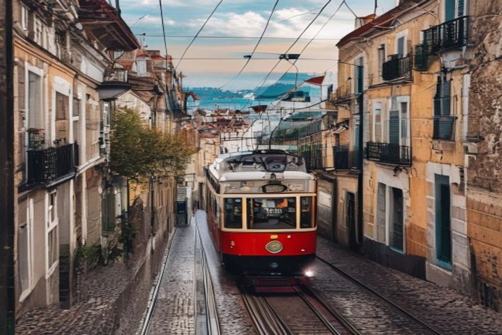 Imagem encantadora da cidade de Lisboa com bondinho.