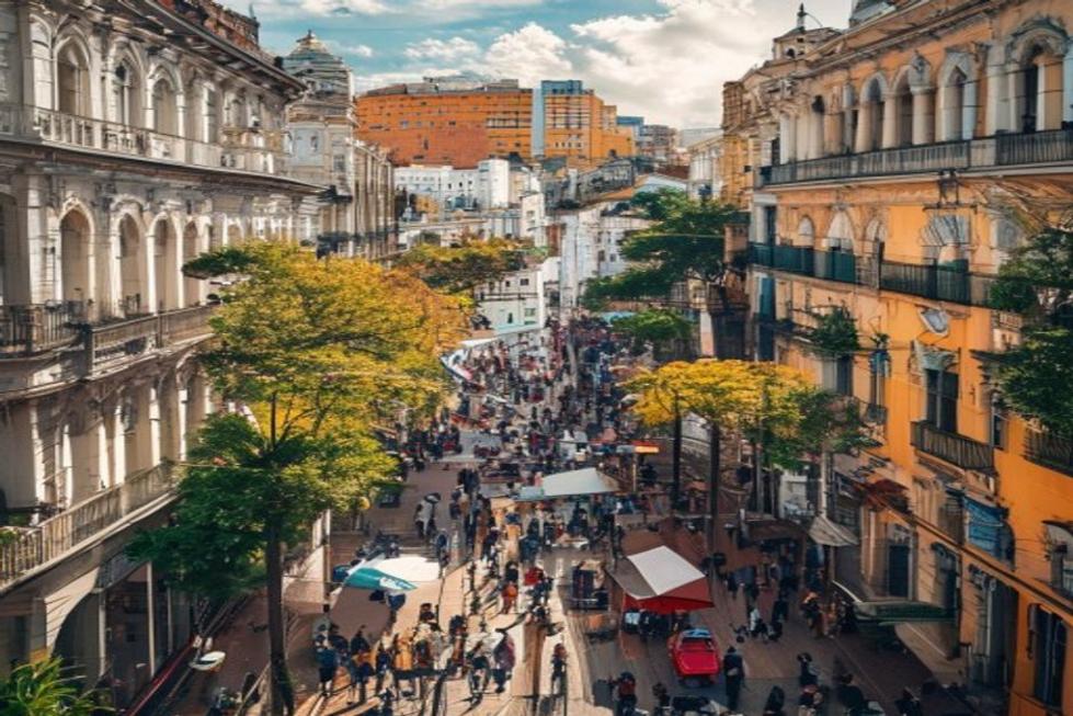 Imagem de uma rua movimentada em Curitiba, refletindo a vida urbana e interação social.