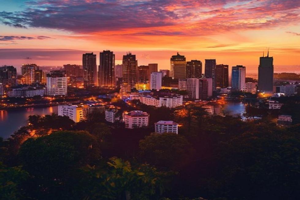 Vista do horizonte de Curitiba durante o pôr do sol.