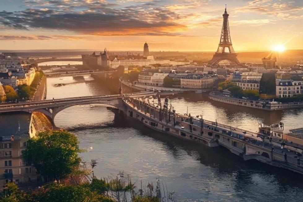Vista de Paris ao pôr do sol com a Torre Eiffel ao fundo