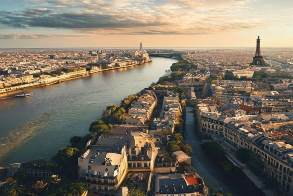 Vista panorâmica de Paris com a Torre Eiffel e o rio Sena.
