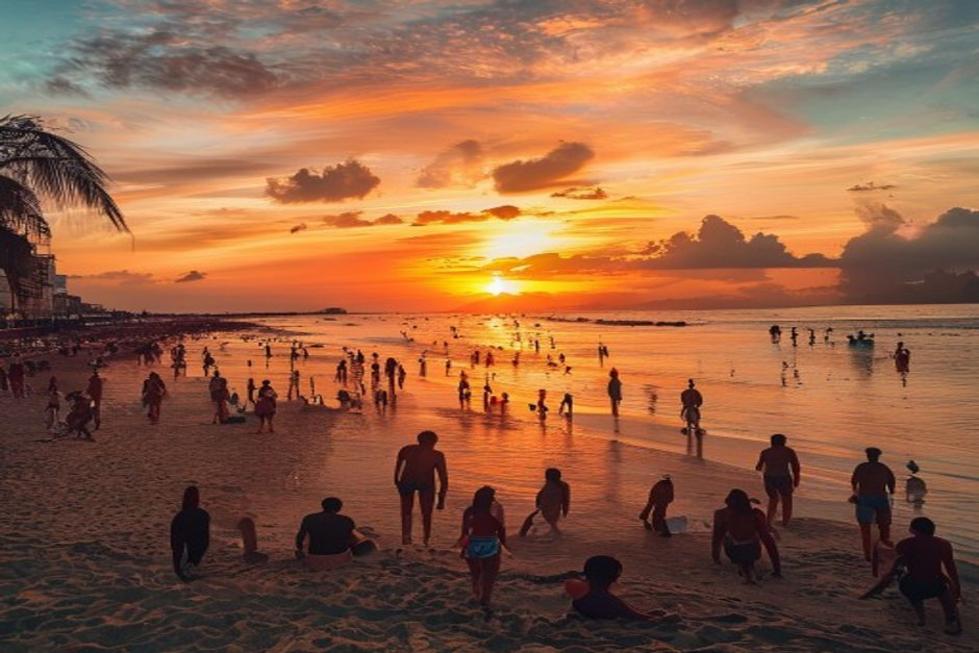 Praia em Salvador ao pôr do sol com turistas aproveitando o dia.