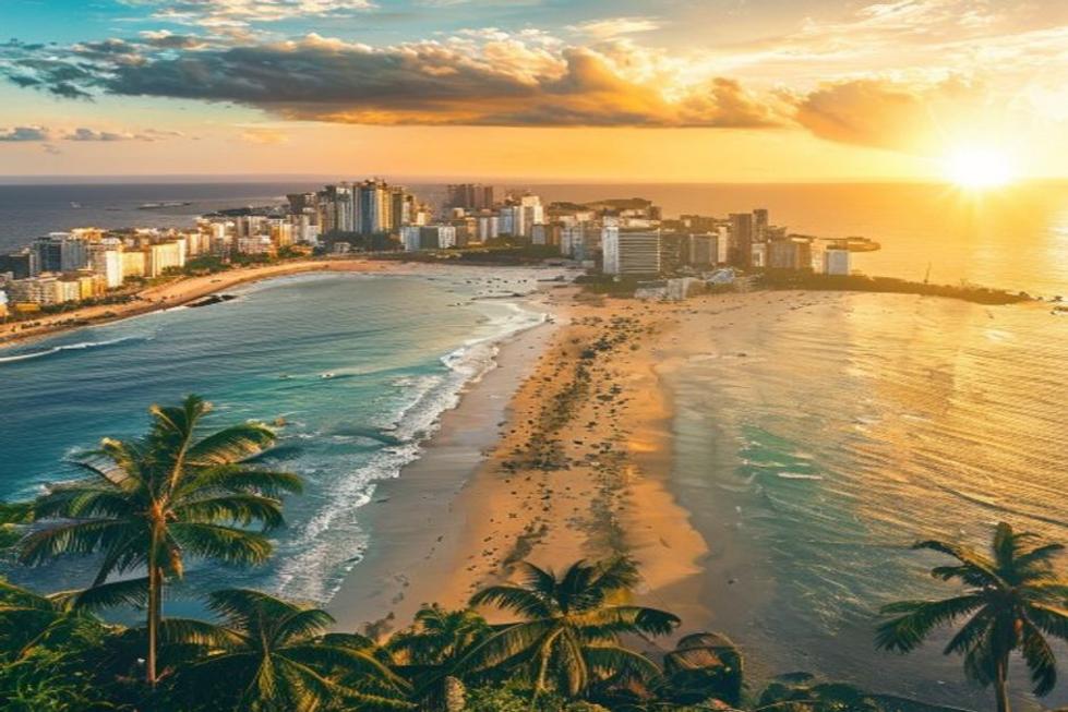 Imagem da linha costeira de Recife com cidade e praias.