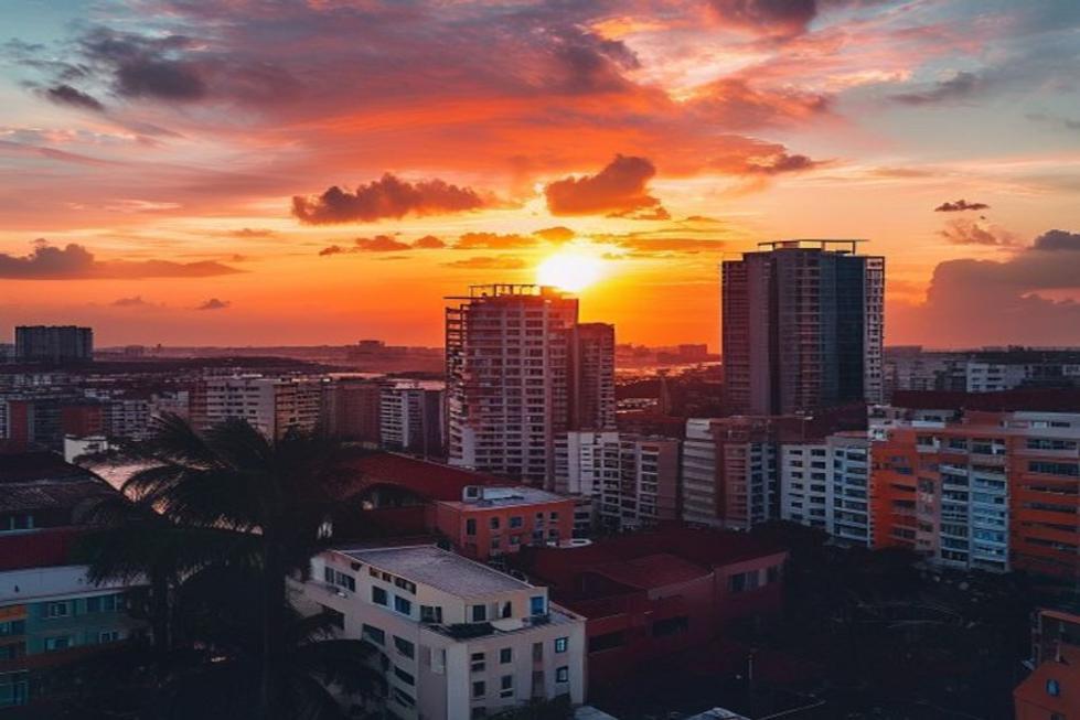 Vista do skyline de Recife ao pôr do sol, destacando a mistura de arquitetura moderna e histórica.
