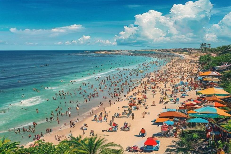 Praia vibrante de Recife com pessoas desfrutando do sol.