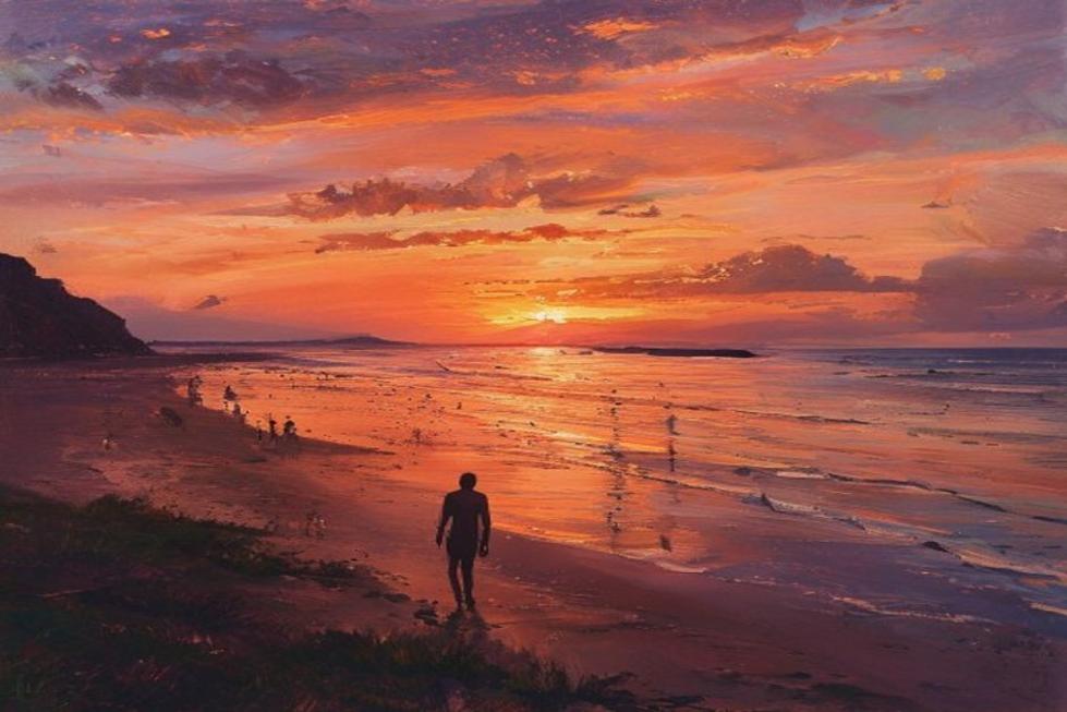 Casal caminhando na praia durante o pôr do sol em Salvador.