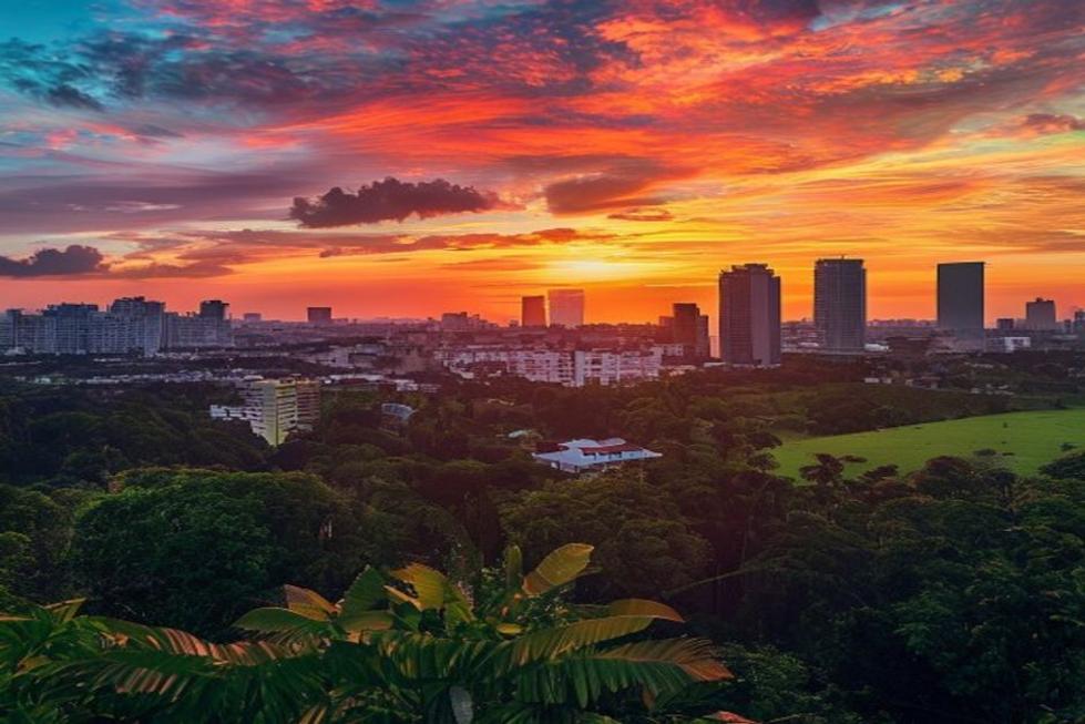 Vista do pôr do sol em Curitiba com uma mistura de edifícios modernos e tradicionais.