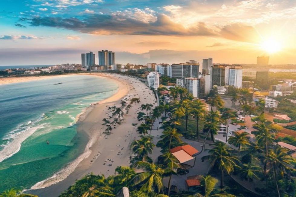 Vista da cidade de Fortaleza com praias e arranha-céus.