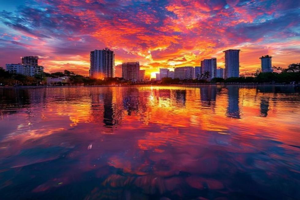 Pôr do sol sobre Fortaleza, mostrando os arranha-céus e a beleza natural.