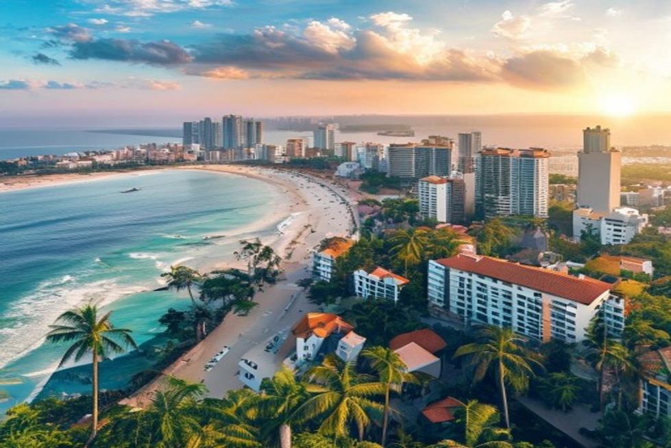 Imagem panorâmica do skyline de Fortaleza, mostrando a mistura de modernidade e beleza natural.