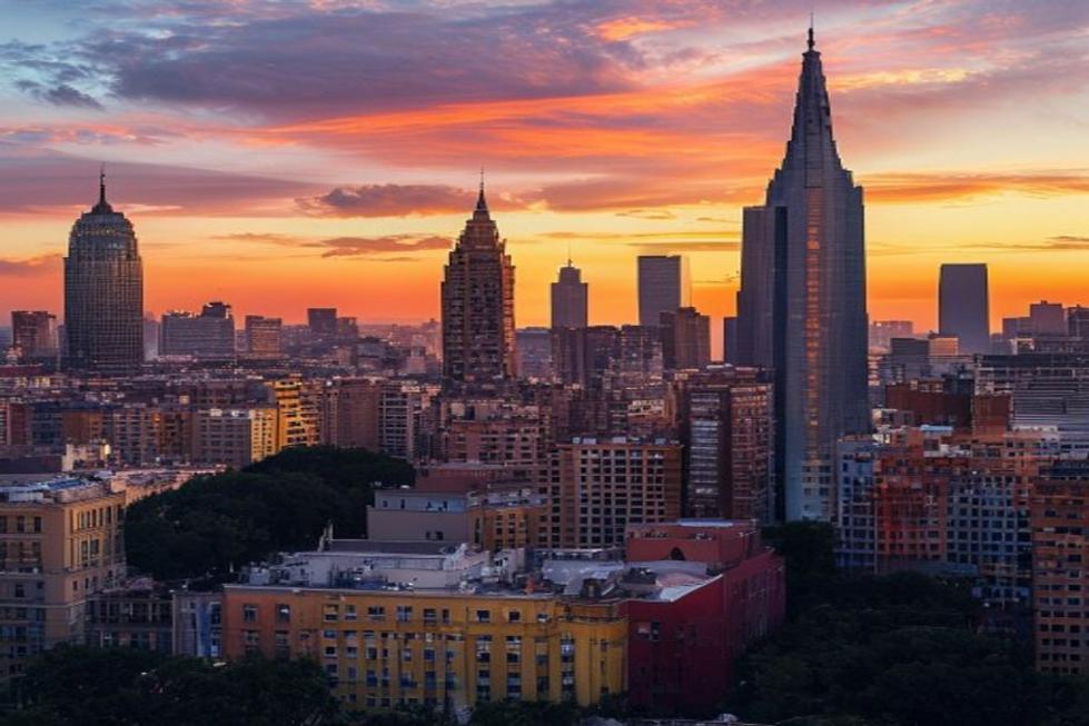 Pôr do sol sobre a silhueta de Buenos Aires com edifícios coloridos.